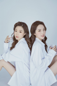 女大学生的沙龙室三中文字幕